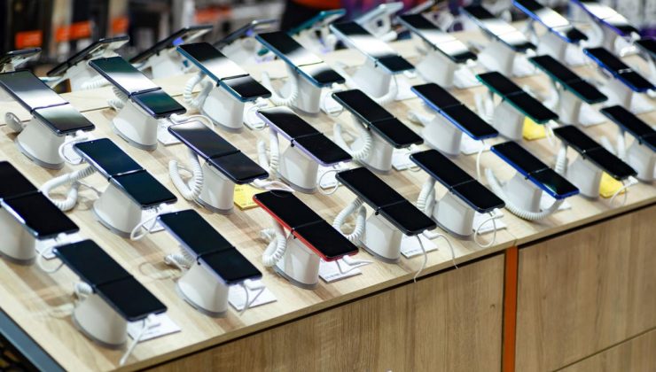 Araba fiyatına satılan telefonda büyük kriz! Dev şirket sessizliğini bozdu