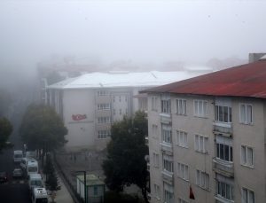 Ardahan’da sabah saatlerinde etkili olan yoğun sis kara yollarında ulaşımı aksattı