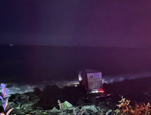 Artvin Arhavi’de direksiyon hakimiyetini kaybeden TIR kayalıklara takıldı