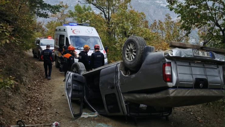 Artvin’de kamyonet yamaca çarpıp ters döndü, 2 kişi hafif yaralandı