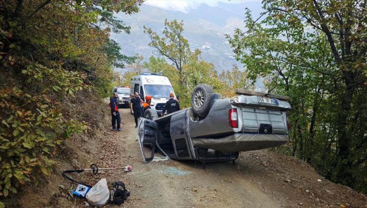 Artvin’de toprak alana çarpan kamyonet devrildi, araçtaki 2 kişi yaralandı