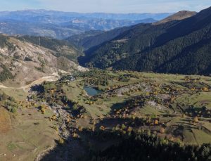 Artvin’in Cittaslow ilçesi Şavşat’ta sonbahar, Maden köyünü renk cümbüşüne bürüdü