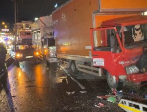 Avcılar D-100’de 4 aracın karıştığı zincirleme kazada 4 kişi yaralandı
