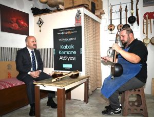 Aydın Valisi Varol, kabak kemane zanaatkarı Tuncer’i iş yerinde ziyaret etti