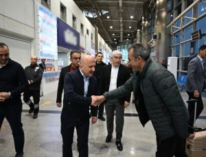 Aydın Valisi Varol, otobüs terminalinde yolcularla sohbet edip iyi yolculuklar diledi