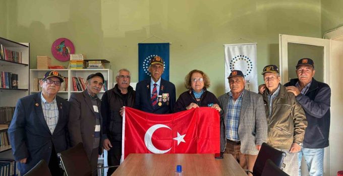 Ayvalık’ta Muharip Gaziler Derneği, Kent Konseyi Başkanı Atay’a bayrak hediye etti