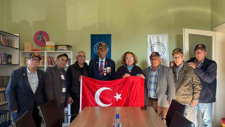 Ayvalık’ta Muharip Gaziler Derneği, Kent Konseyi Başkanı Atay’a bayrak hediye etti