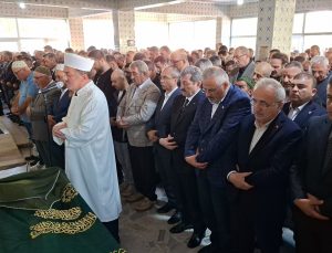 Bafra Belediye Başkanı Kılıç’ın annesi protokolün katıldığı cenazede toprağa verildi