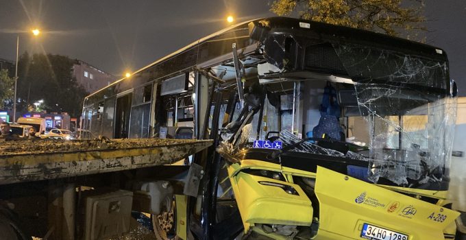 Bağcılar’da İETT otobüsü kaygan yolda çekiciye çarptı, yaralanan olmadı