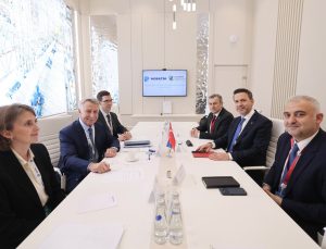 Bakan Bayraktar, Novatek Yönetim Kurulu Başkanı Mikhelson’la LNG iş birliğini görüştü