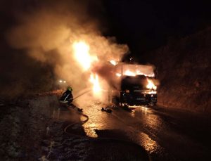 Balıkesir Havran’da alev alan kamyon itfaiye ve OGM ekiplerince söndürüldü