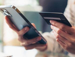 Bankalarda yeni dönem başladı! Araba satıp telefon kiralıyorlar