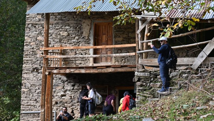 Batman’dan gelen doğaseverler Hizan’da 10 kilometrelik parkurda yürüdü
