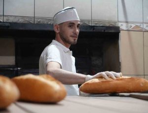 Bayburt’ta 24 yaşındaki Mert Baykara, 45’e yakın ekmek çeşidi üretmeyi öğrendi.