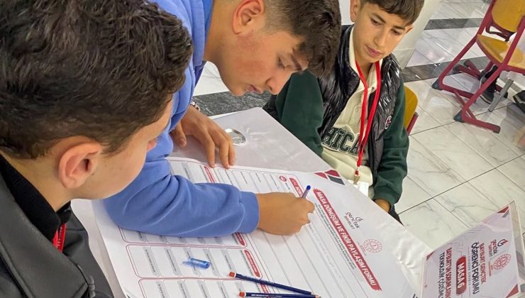 Bayburt’ta GençTek Öğrenci Forumu’nda öğrenciler çözüm önerilerini formlara yazdı