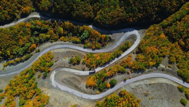 Bayburt’taki ormanlık alanlar sonbahar renklerine bürünüp dronla görüntülendi