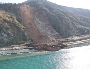Bektaş Arhavi’de heyelan riskinin sürdüğünü, yeni kütlenin kayabileceğini söyledi
