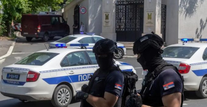 Belgrad’da İsrail Büyükelçiliğine saldırı! Çocuk yaştaki saldırgan öldürüldü