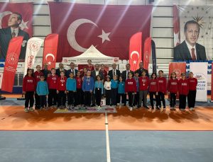 Beypazarı’nda çocuklar geleneksel sokak oyunlarıyla Kapalı Spor Salonu’nda buluştu
