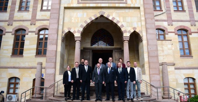 Biga TSO heyeti protokolü ziyaret edip Biga Fuarı’nın 20’nci yılı pulunu hediye etti