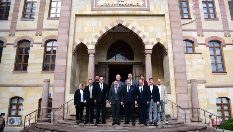 Biga TSO heyeti protokolü ziyaret edip Biga Fuarı’nın 20’nci yılı pulunu hediye etti