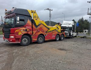 Bilecik Bozüyük’te bariyere çarpan çekicinin sürücüsü yaralandı