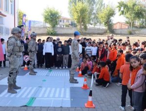 Bilecik Bozüyük’te jandarma yaklaşık 300 öğrenciye güvenlik eğitimi verdi