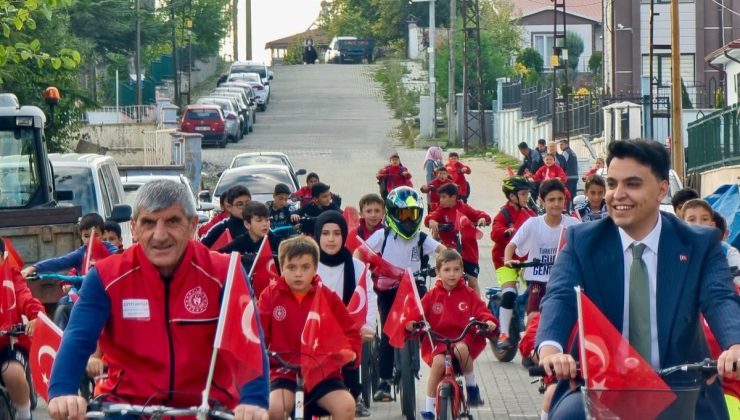 Bilecik Pazaryeri’nde Cumhuriyet’in 103. yılı için bisiklet turu yapıldı