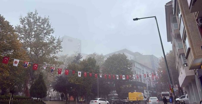 Bilecik’te sabah etkili olan sis görüş mesafesini düşürdü, kent sisle kaplandı