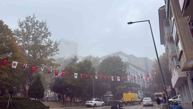 Bilecik’te sabah etkili olan sis görüş mesafesini düşürdü, kent sisle kaplandı