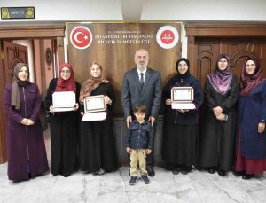 Bilecik’te Şifa Hafızlık Kız Kur’an Kursu’nda hafız olan öğrencilere belgeleri verildi