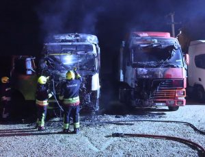 Bolu Dağkent’te park halindeki TIR’da çıkan yangın yandaki TIR’a sıçradı