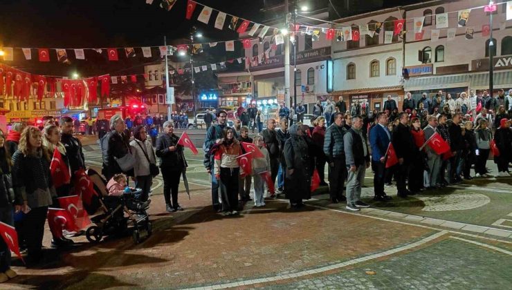 Bolu Mudurnu’da fener alayı yoğun katılımla Cumhuriyet coşkusunu yaşattı