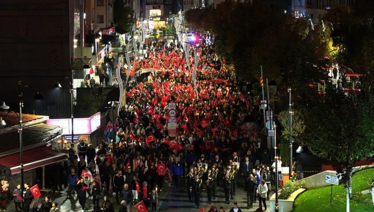 Bolu’da 29 Ekim fener alayı bayraklar ve marşlarla coşkuyla yürüdü