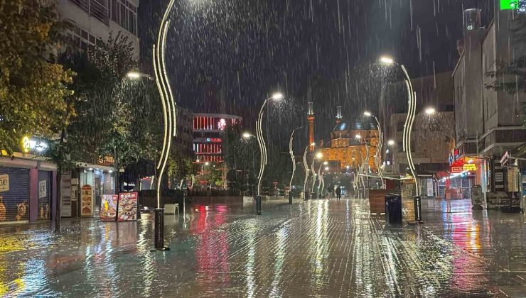 Bolu’da gece saatlerinde etkisini artıran sağanak bazı evleri su bastı