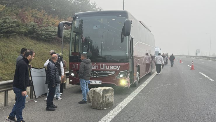 Bolu’da otobüs, kamyonet ve otomobilin karıştığı kazada 2 kişi yaralandı