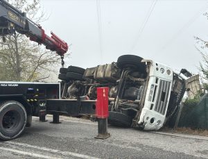 Bolu’da tavuk yüklü kamyon yol kenarına devrildi, 4 kişi yaralandı