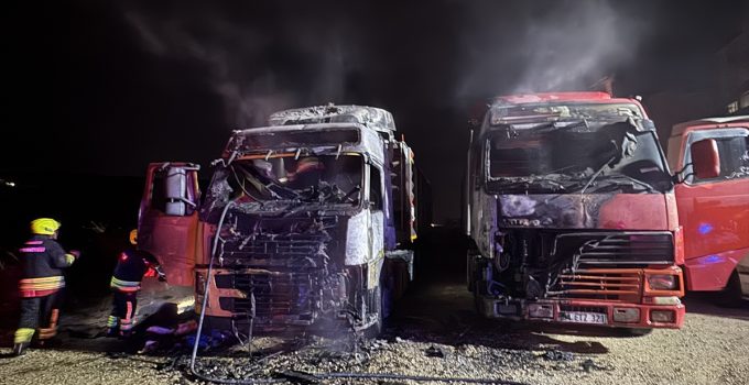 Bolu’da TOKİ konutları yakınında 2 tırda çıkan yangın itfaiye ekiplerince söndürüldü