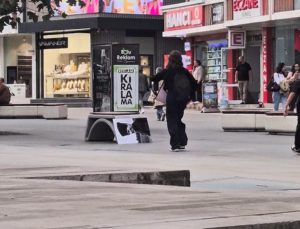 Bolu’da üniversite öğrencileri Atatürk portresini ters koyarak sosyal deney yaptı