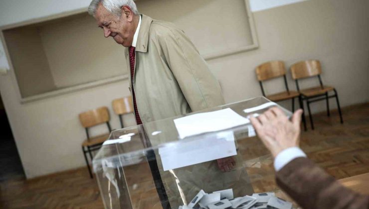 Bulgaristan’da seçmenler yeni cumhurbaşkanı için 12 bin 70 sandıkta oy veriyor