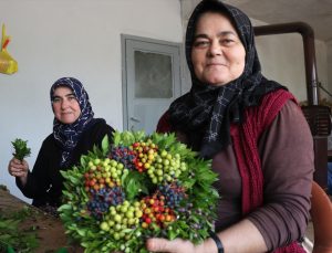 Burdur Kocaaliler’de kadınların ördüğü 600 bin çelenk Avrupa’ya ihraç ediliyor