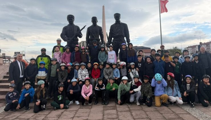 Burhaniye’de Cumhuriyet Bisiklet Turu’na Altuğ Keskin önderliğinde 49 öğrenci katıldı