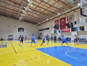 Burhaniye’de Cumhuriyet Kupası 3×3 basketbol turnuvası nefes kesti