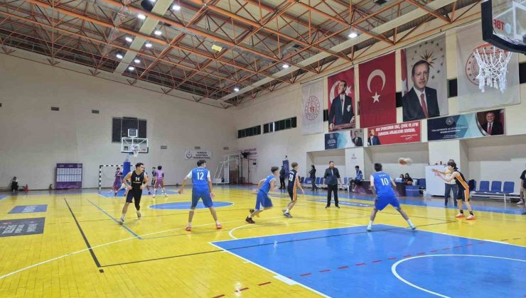 Burhaniye’de Cumhuriyet Kupası 3×3 basketbol turnuvası nefes kesti