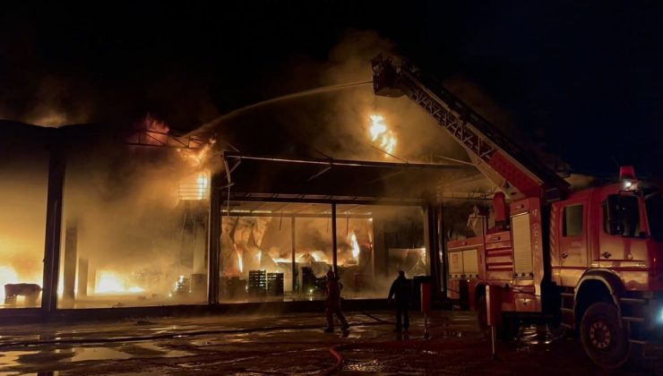 Bursa İznik’te soğuk hava deposunda yangın çıktı, itfaiye müdahalesi sürüyor