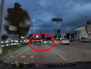 Bursa Nilüfer’de iki sürücünün yol verme tartışması araç kamerasına yansıdı