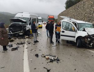 Bursa Osmangazi’de minibüsle ticari araç çarpıştı, 1 kişi öldü 10 kişi yaralandı