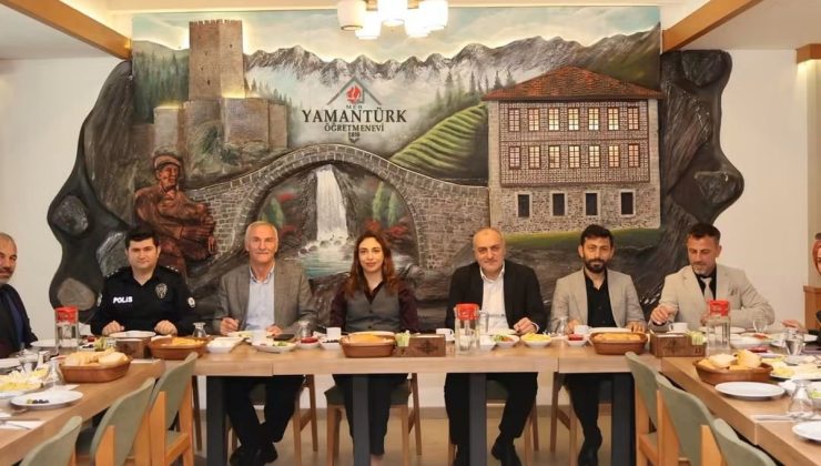 Çamlıhemşin’de Muhtarlar Günü kahvaltısına Kaymakam Çiçek ve Başkan Altun katıldı