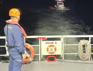 Çanakkale Boğazı’nda arızalanan tekne 2 kişiyle Lapseki’ye yedeklendi