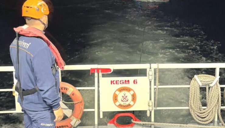 Çanakkale Boğazı’nda arızalanan tekne 2 kişiyle Lapseki’ye yedeklendi